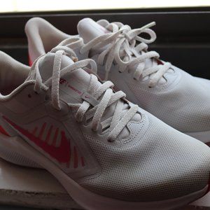 NIKE Downshifter WMN Size 9 LaceUp Running Shoe Platinum/Red C19984-002